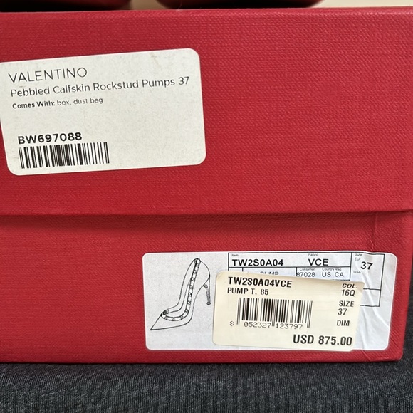 Never worn Valentino pebbled calfskin rockstud pumps. - Picture 5 of 6